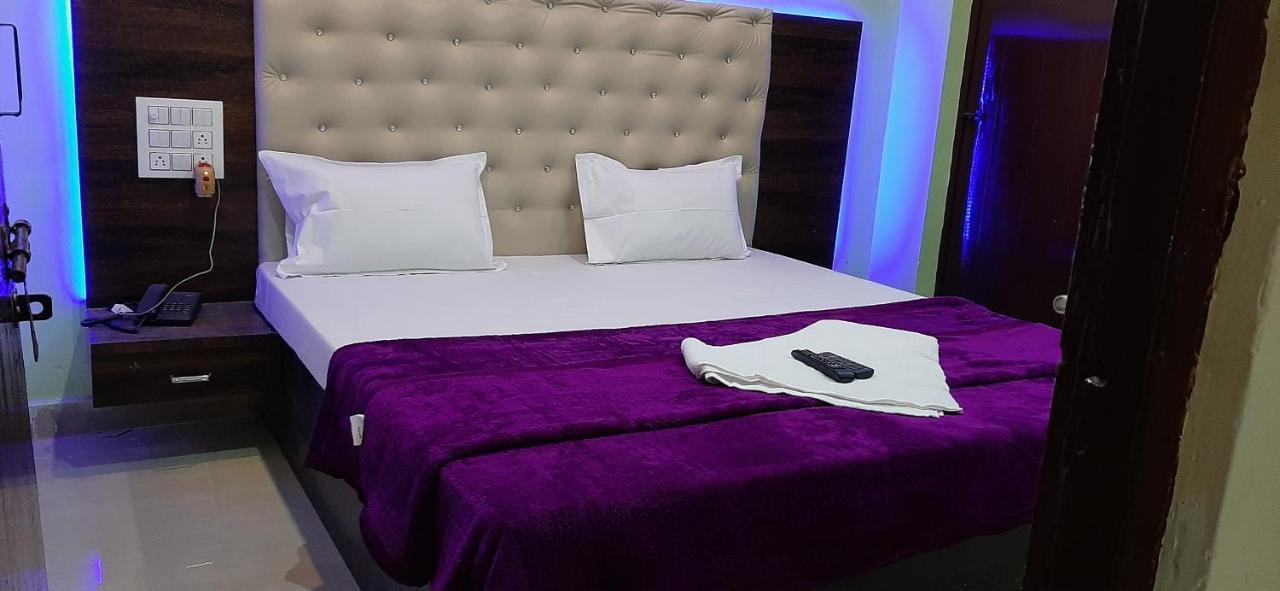 Hotel Radhe Krishna Adilabad Buitenkant foto